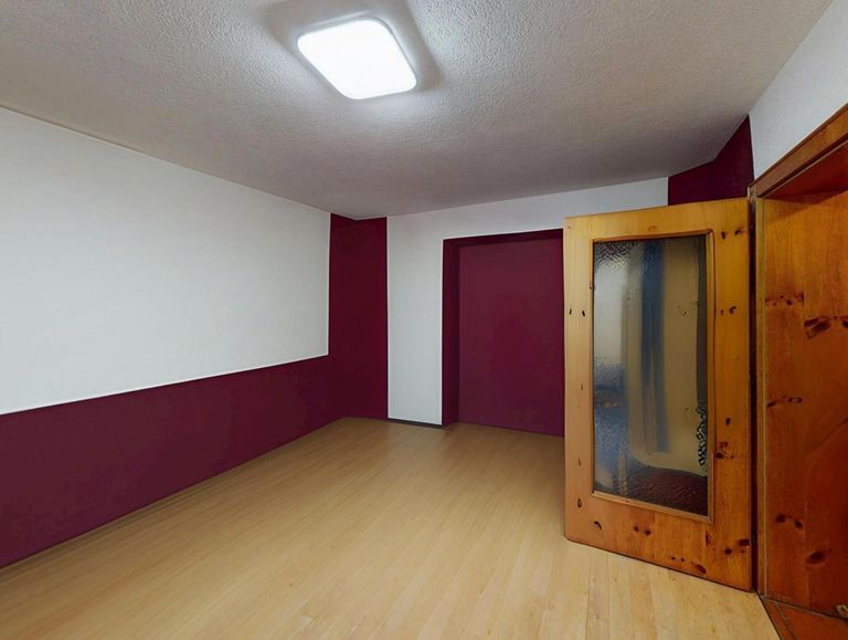 Landeck - Haus - Zimmer Dunkelrot