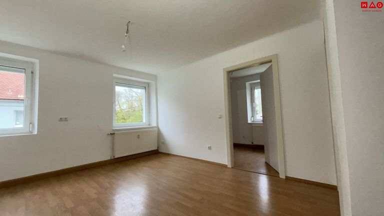 Küche mit Blick ins Kinder- oder Esszimmer