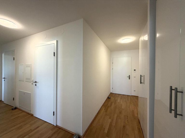 Flur 2 / 2 mit Wohnungseingang 2 von 2