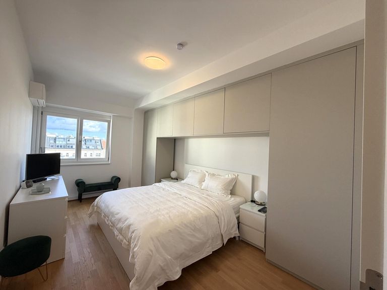 Schlafzimmer 3/4 mit Einbauschrank und Bett/klimat