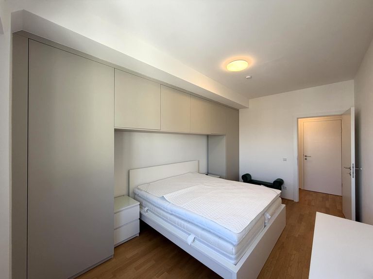 Schlafz.3 / 4, klimat., mit Bett und Einbauschrank