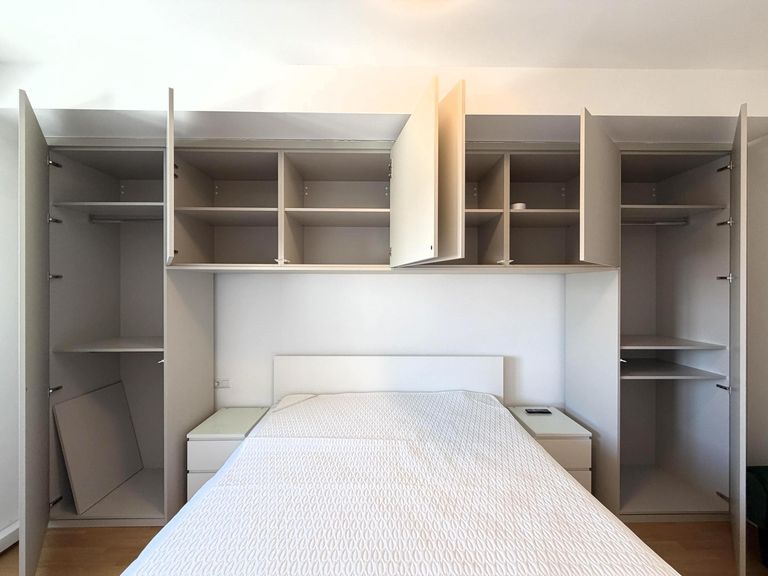Schlafz.3 / 4, klimat., mit Bett und Einbauschrank