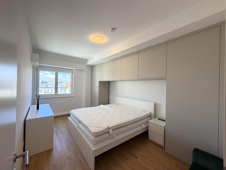 Schlafz.3 / 4, klimat., mit Bett und Einbauschrank