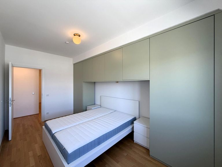 Schlafz.2 / 4, klimat., mit Bett und Einbauschrank