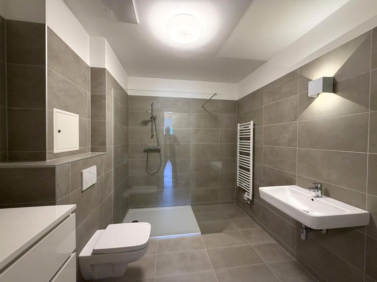 Bad 2 von 2 mit WC und Walk-In-Dusche
