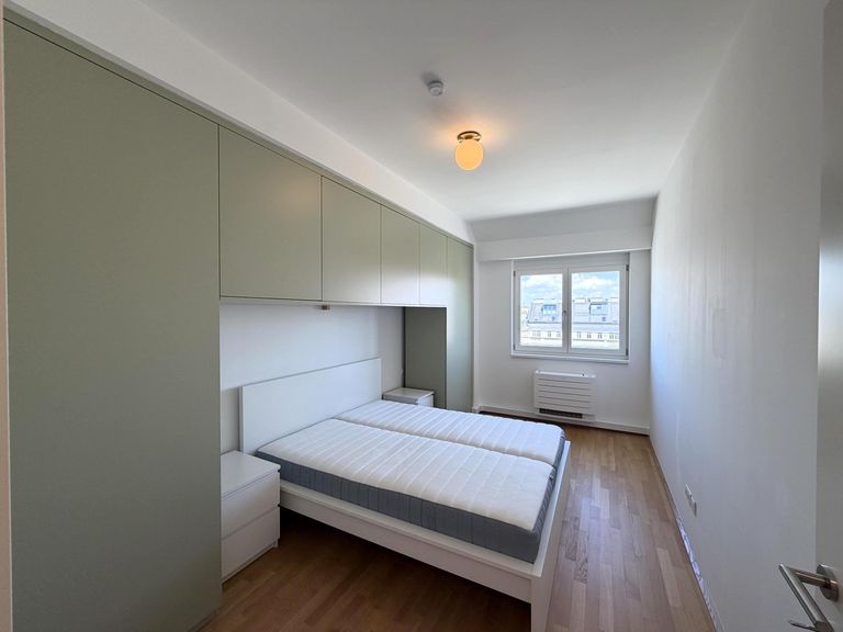 Schlafz.2 / 4, klimat., mit Bett und Einbauschrank