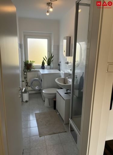 Bad, Einrichtungsbeispiel mit KI erstellt.