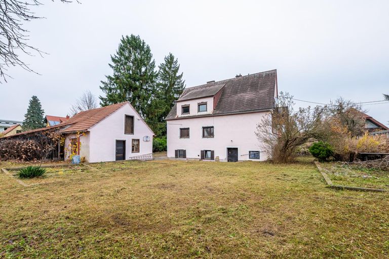 Hausansicht und Garten