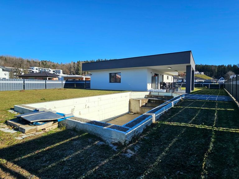 Hausansicht West und Pool