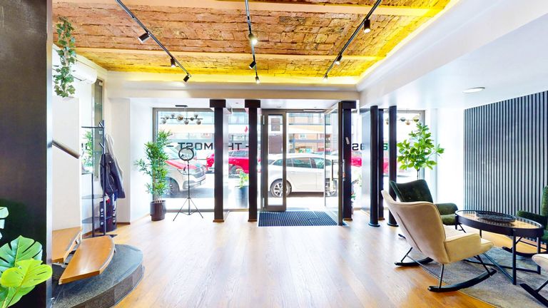 Eingangsbereich und Treppenaufgang zur Gewerbefläche