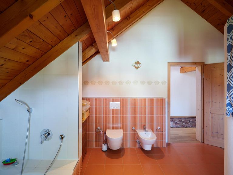 Badezimmer mit WC und Bidet