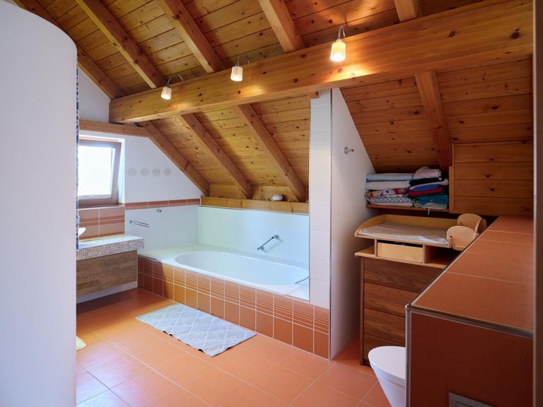 Badezimmer mit Badewanne