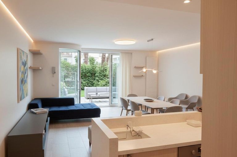 1. KI Bild Wohnzimmer_ Balkon