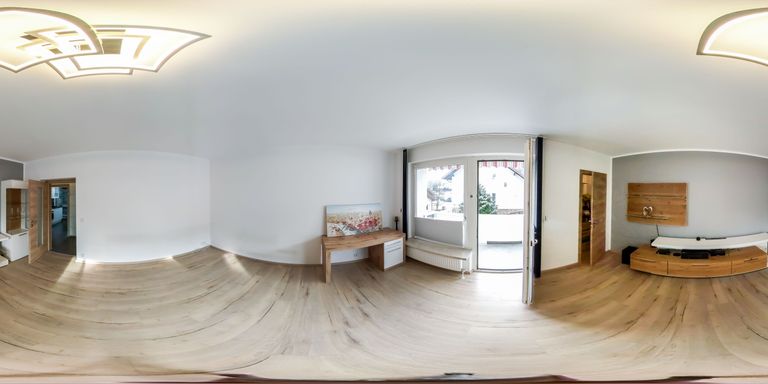 Wohnzimmer mit Zugang zur Loggia