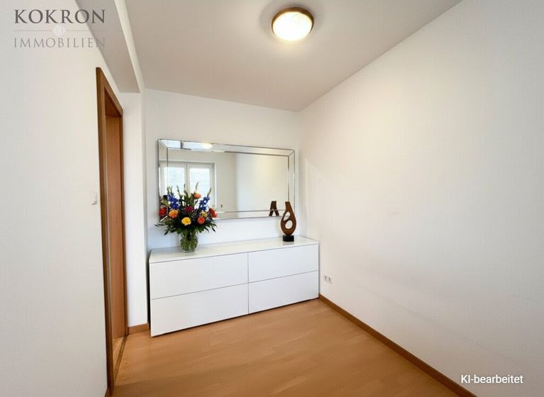 Schlafzimmer oder Büro mit großem Fenster zur Loggia (virtuell öbliert)