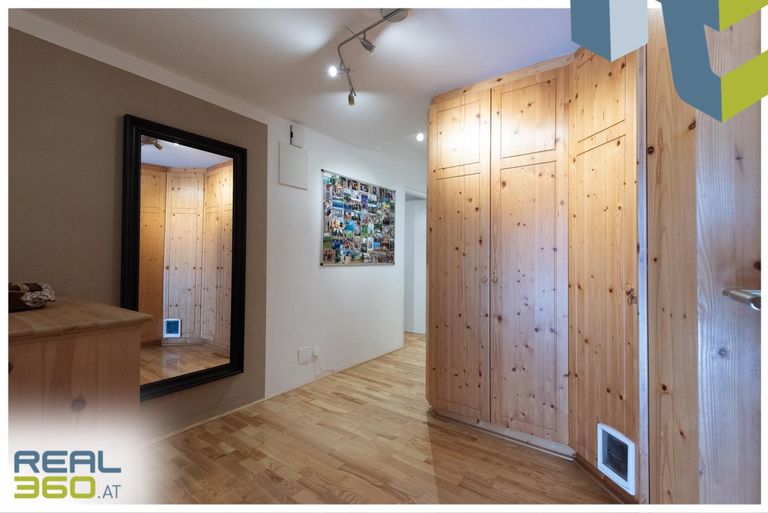 Diele mit Einbauschränken vom Tischler