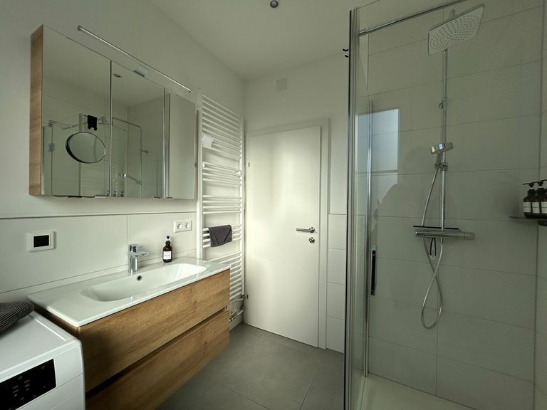 Badezimmer mit Dusche und WC