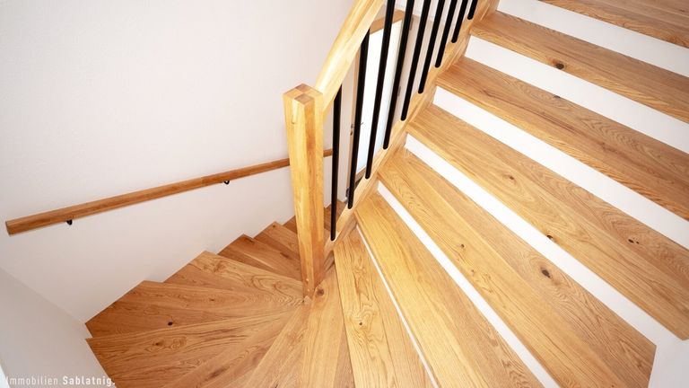 STIEGENAUFGANG MIT DIELENBODEN