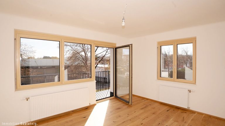 GROSSES ZIMMER MIT TERRASSE