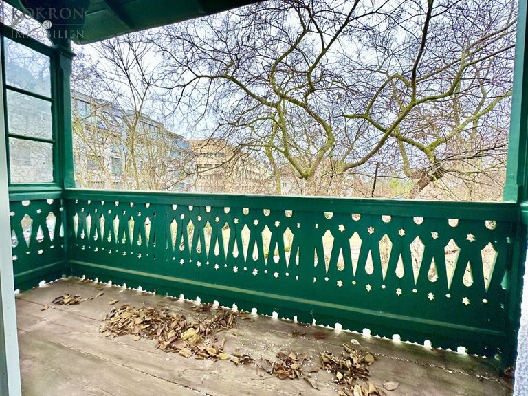 Original Balkon mit Blick ins Grüne