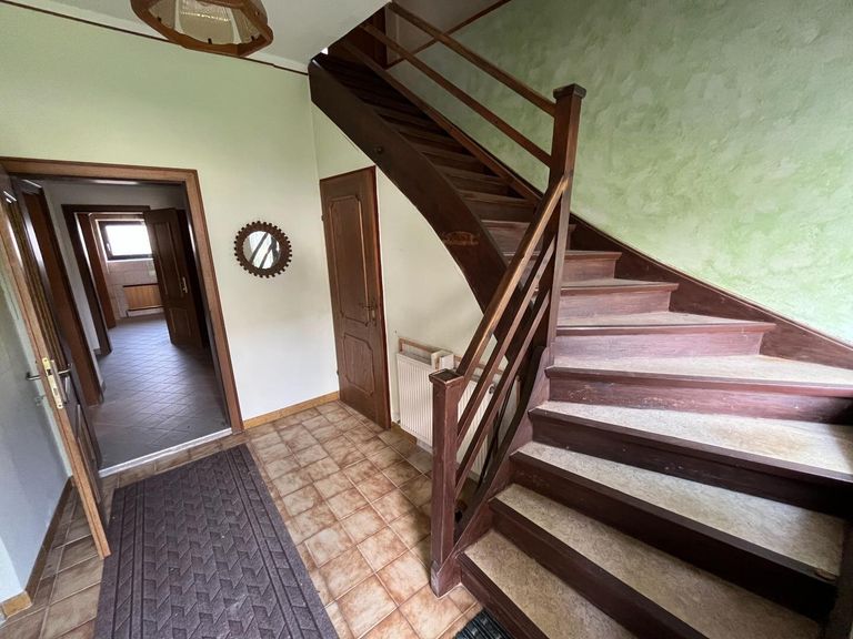 Vorraum EG mit Stiegenaufgang ins OG