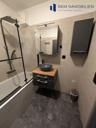 Badezimmer mit Badewanne - 2