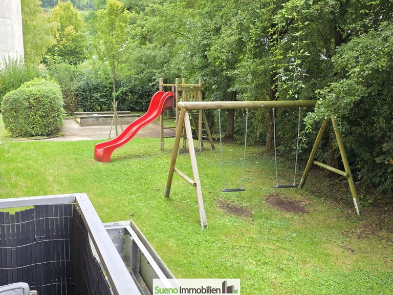 Garten mit Spielgeräten