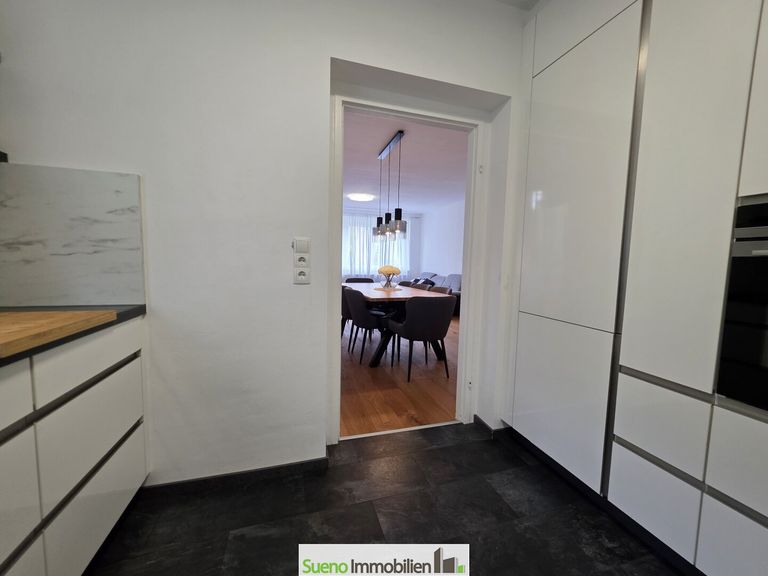 Küche mit Blick ins Wohnzimmer