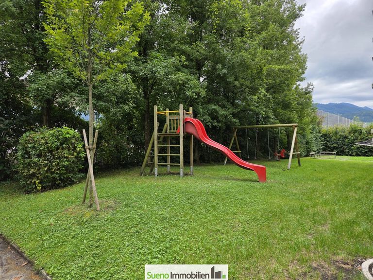 Garten mit Spielgeräten