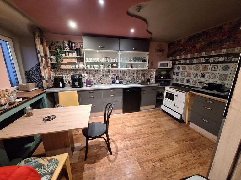 die großräumige Küche