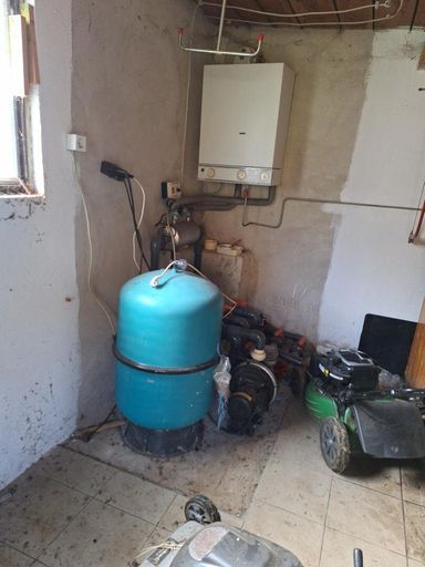 Poolfilter im Haus neben dem Pool