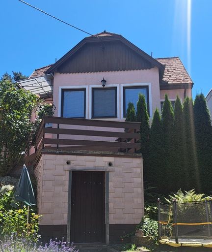 Haus v. d. Vorderseite m. Terrasse u. Erdkeller