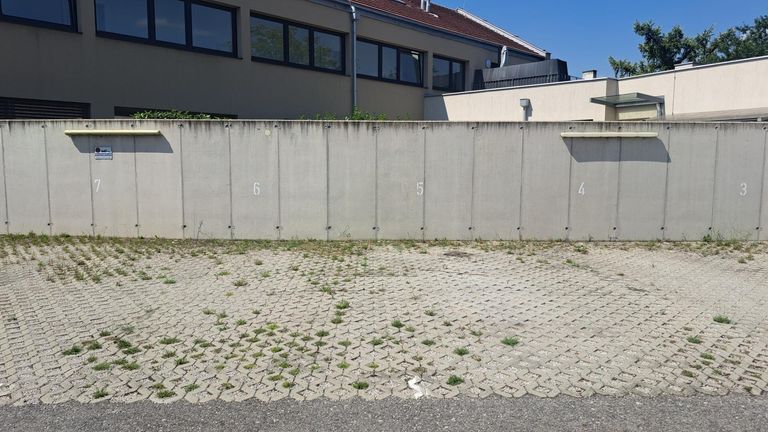 Parkplätze hinter dem Haus
