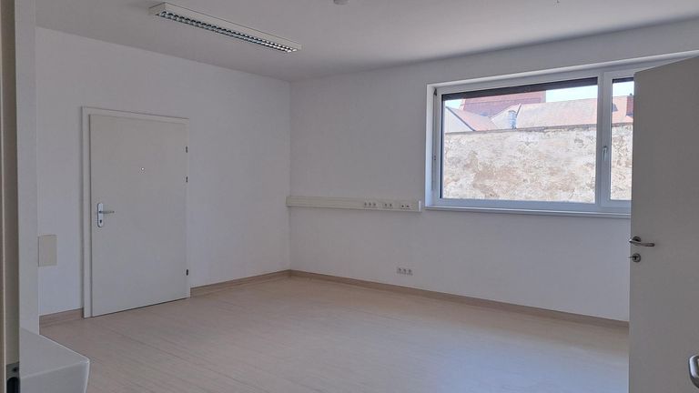 Raum links mit Verbindungstür u. sep. Eingang