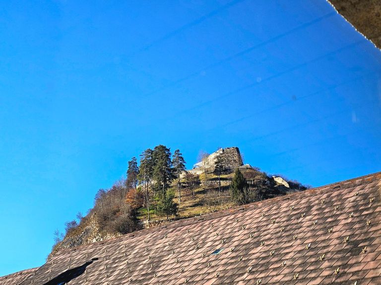 Blick durch das Fenster auf den Schlossberg