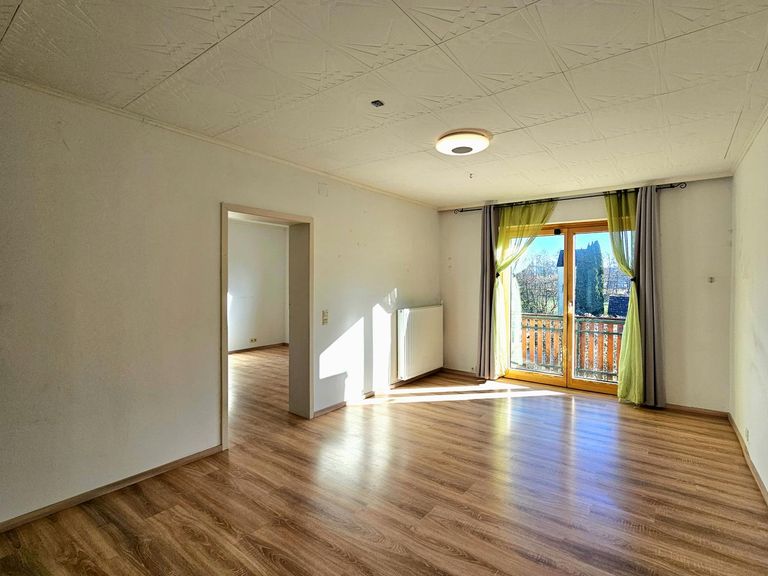 Wohnzimmer im OG - Tür zum 2. SZ