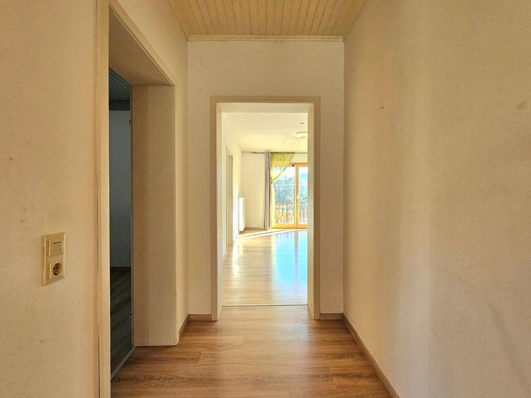 Flur - Türen zu Küche und Wohnzimmer