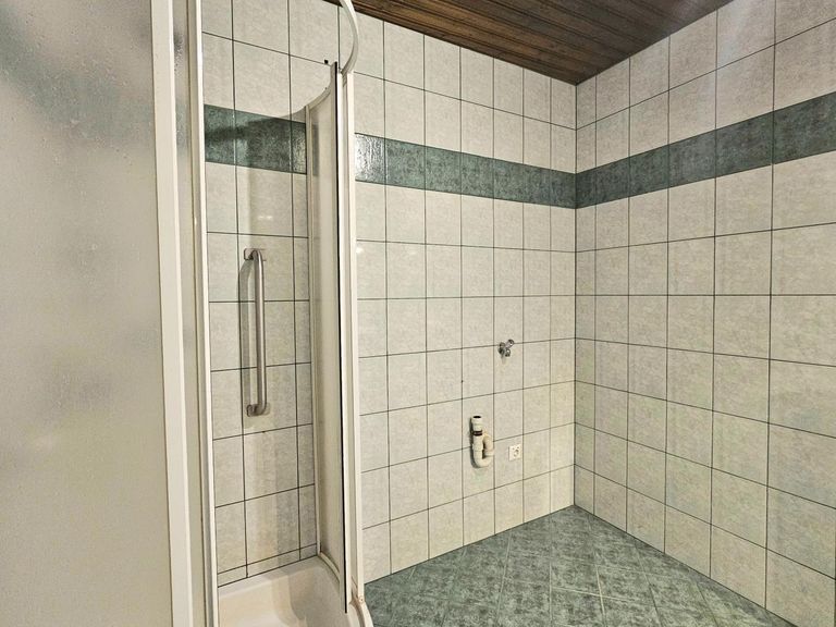 mit Waschmaschinenanschluss