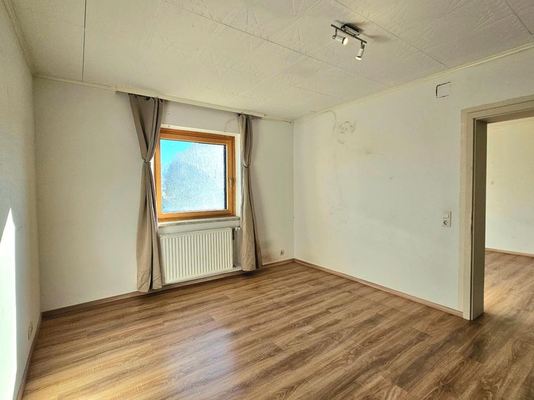 Schlafzimmer 2 im OG - Tür zum Wohnzimmer