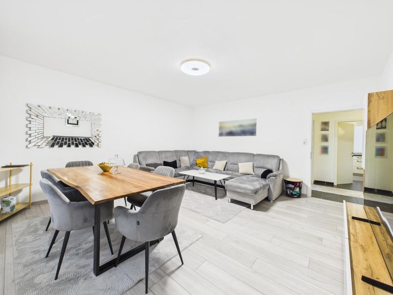 Wohn- und Essbereich 6