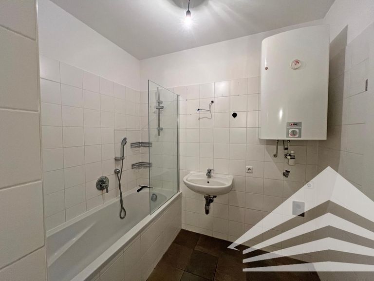 Badezimmer inkl. Wanne und WC