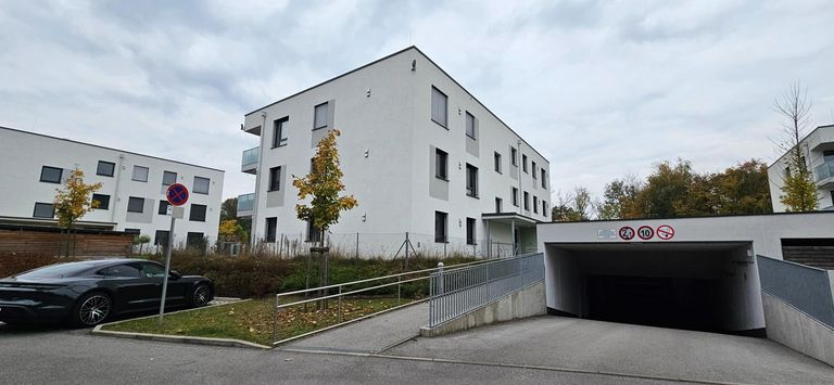 Wohnhaus mit Tiefgarageneinfahrt