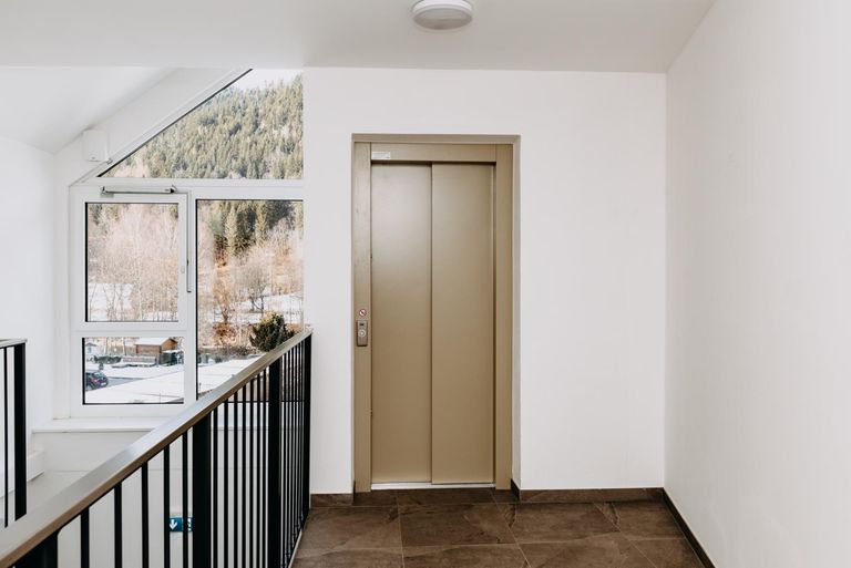 Der Lift bringt Sie samt Gepäck nach oben