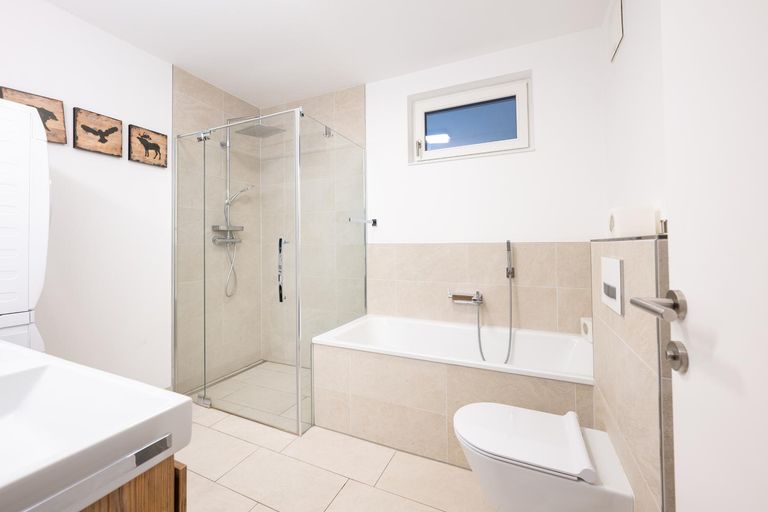 Innenansicht des ersten Badezimmers