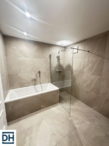 Bad mit Badewanne und Dusche