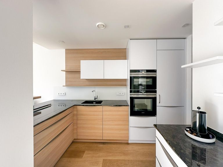 Küche mit Zugang zur Speis