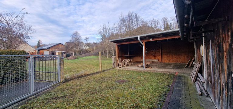 Sicht zum Nebengebäude