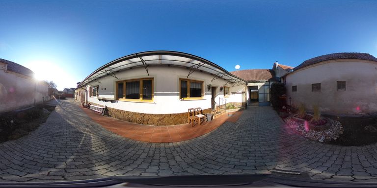 vorderer Teil des Hofes