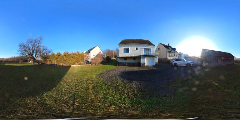 Garten und Einfahrt