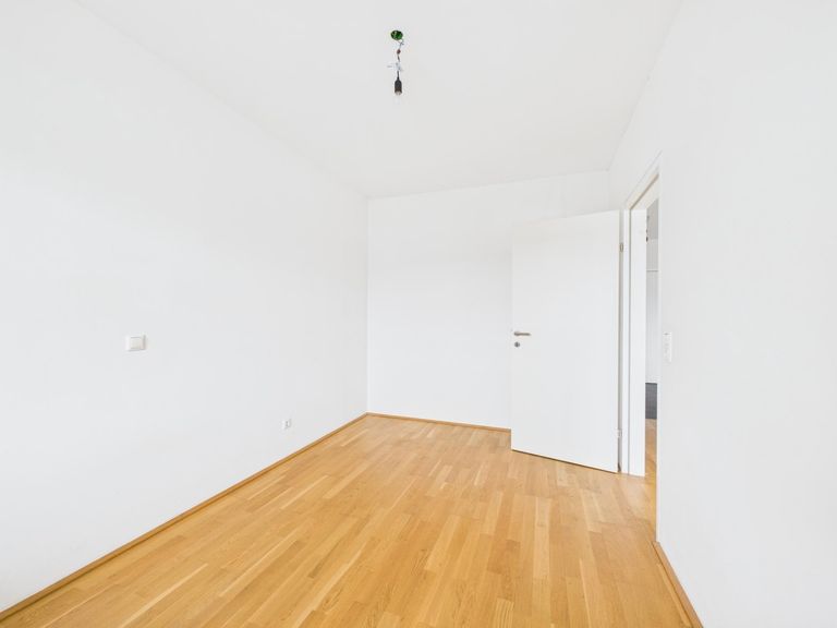 CAM04191G0-PR0078-STILL004